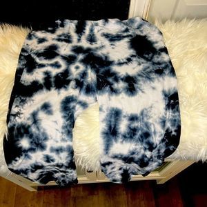 Black and White Tie Dye workout capris size L